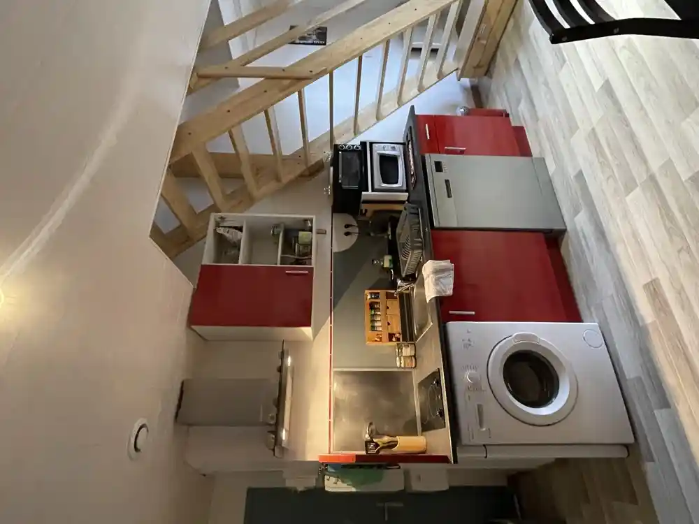 Espace repas avec table et chaises