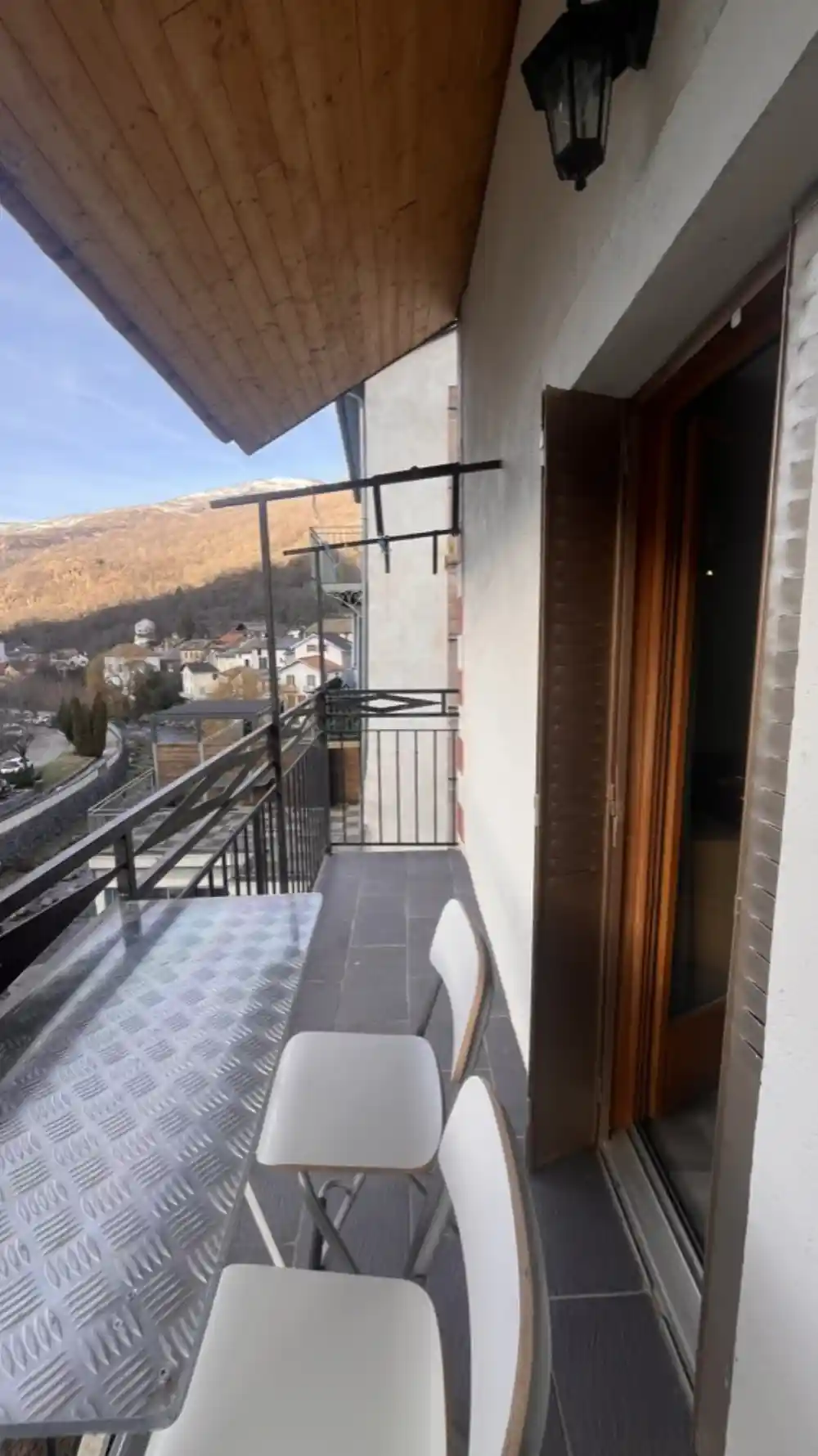 Balcon avec table, vue montagne