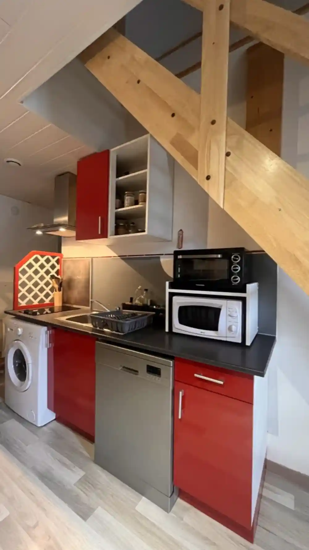 Cuisine équipée avec four, micro-ondes et lave-linge