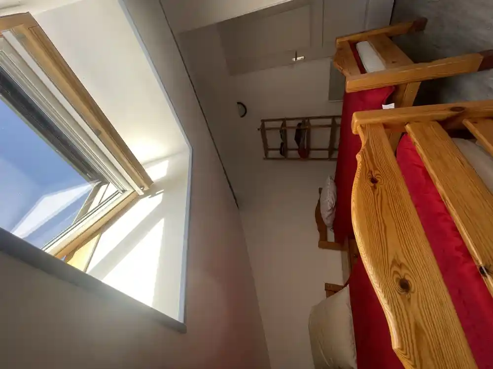 Chambre avec deux lits simples et velux