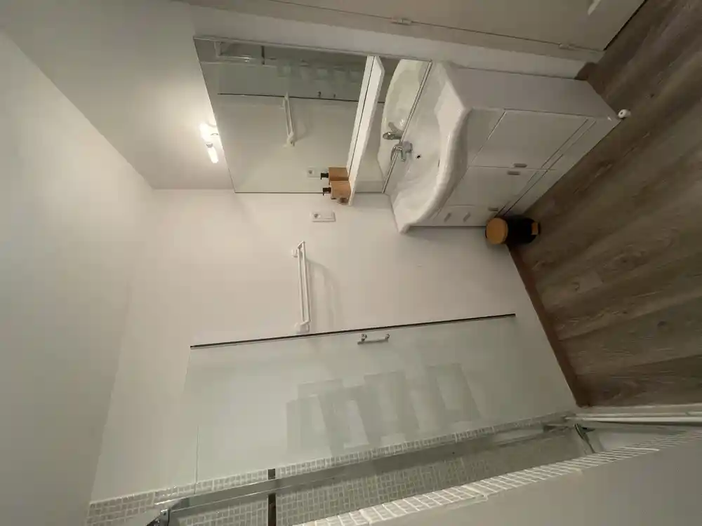 Salle de bain avec douche et lavabo
